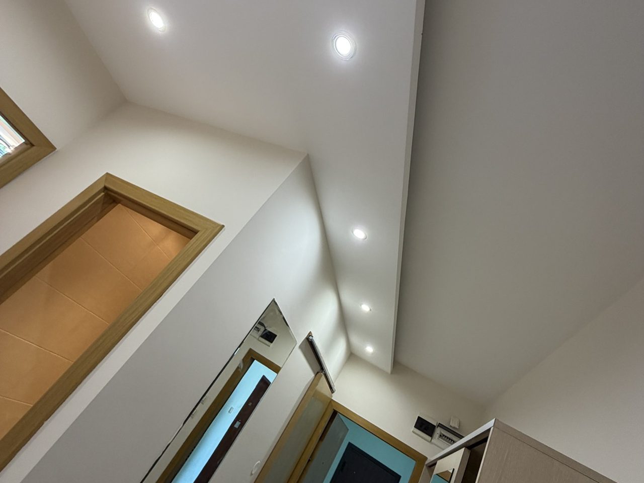 LED луни на скосен таван в стълбищна площ